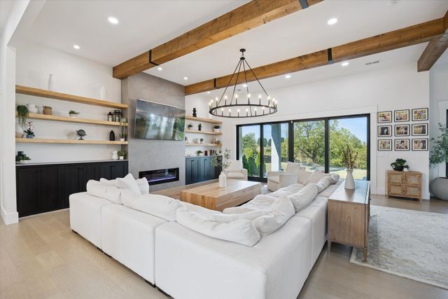 100 Stirling Lane, Versailles, KY 40383