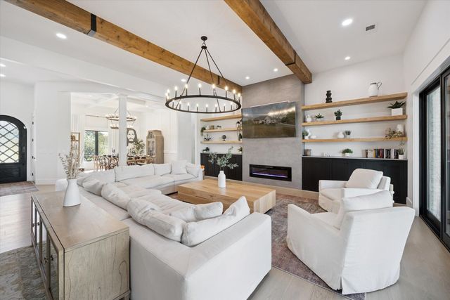 100 Stirling Lane, Versailles, KY 40383