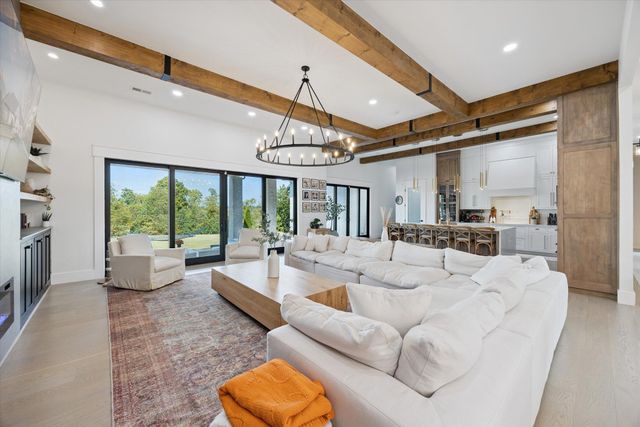 100 Stirling Lane, Versailles, KY 40383