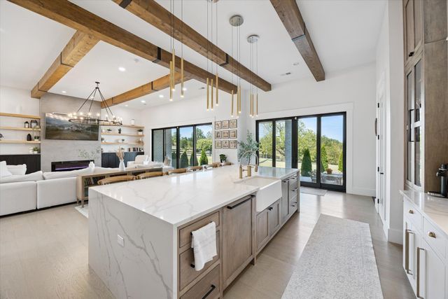 100 Stirling Lane, Versailles, KY 40383