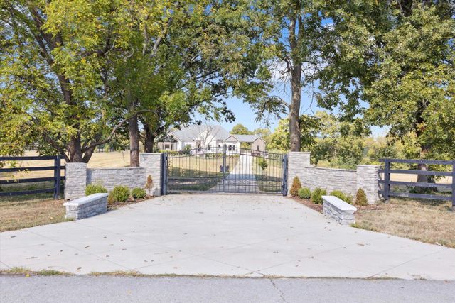 100 Stirling Lane, Versailles, KY 40383