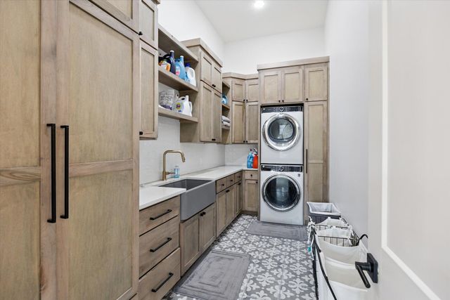 100 Stirling Lane, Versailles, KY 40383