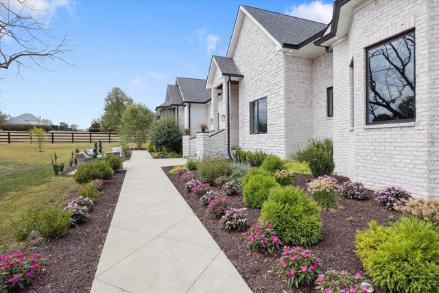 100 Stirling Lane, Versailles, KY 40383