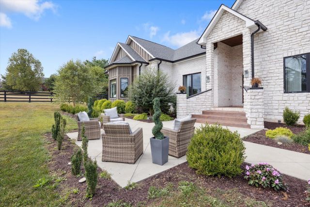 100 Stirling Lane, Versailles, KY 40383