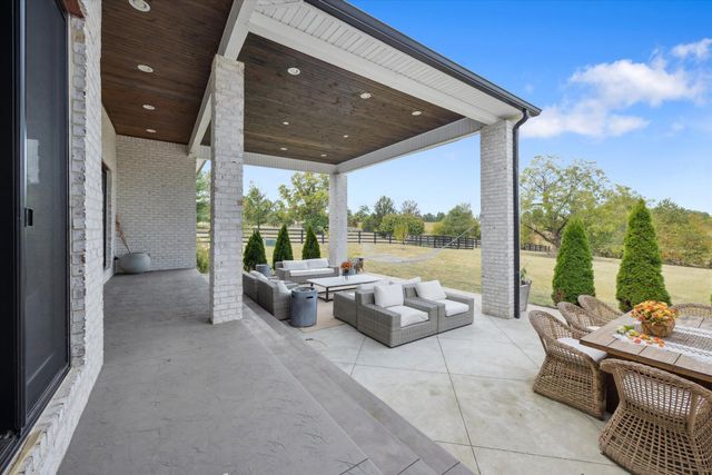 100 Stirling Lane, Versailles, KY 40383