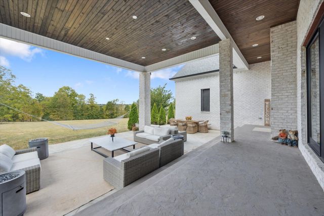 100 Stirling Lane, Versailles, KY 40383