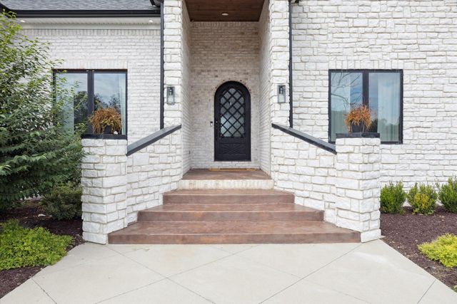 100 Stirling Lane, Versailles, KY 40383