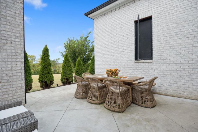 100 Stirling Lane, Versailles, KY 40383