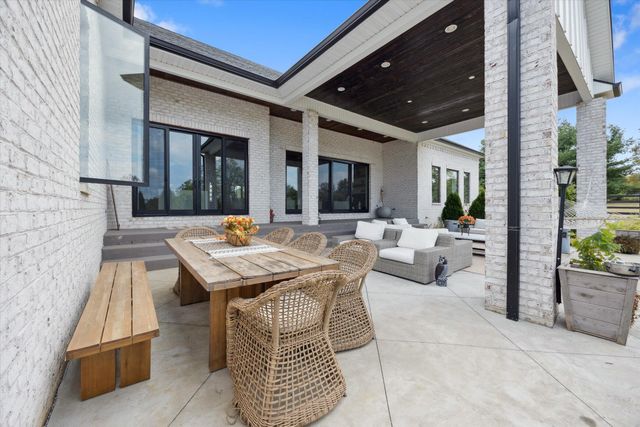 100 Stirling Lane, Versailles, KY 40383