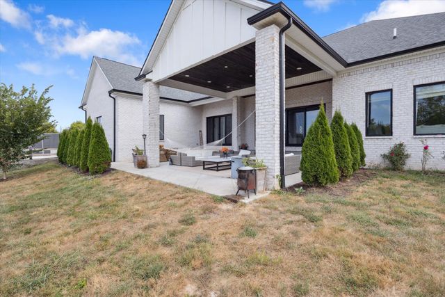 100 Stirling Lane, Versailles, KY 40383