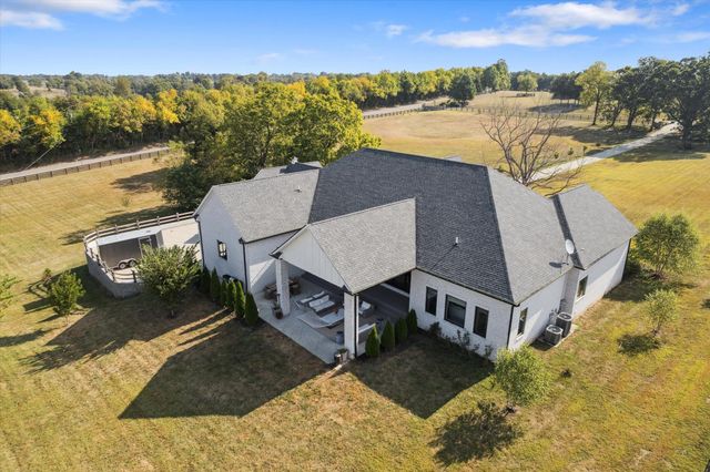 100 Stirling Lane, Versailles, KY 40383