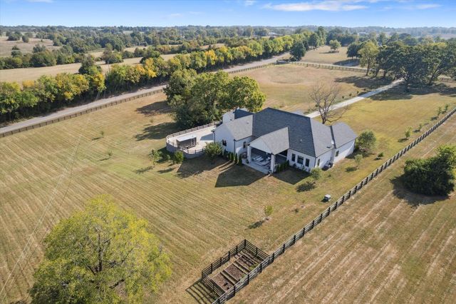 100 Stirling Lane, Versailles, KY 40383