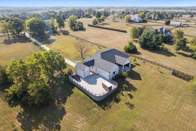 100 Stirling Lane, Versailles, KY 40383