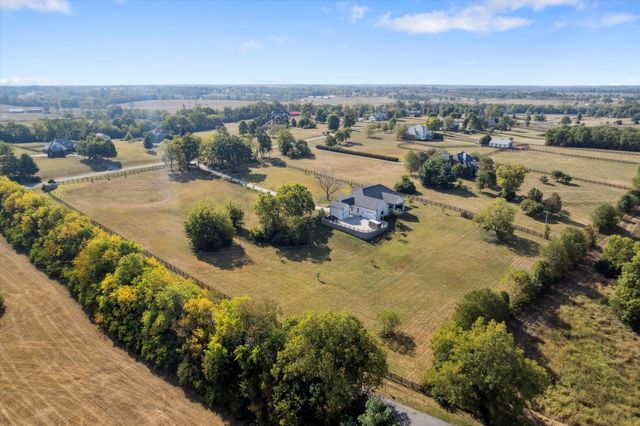 100 Stirling Lane, Versailles, KY 40383