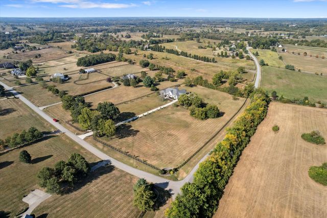 100 Stirling Lane, Versailles, KY 40383