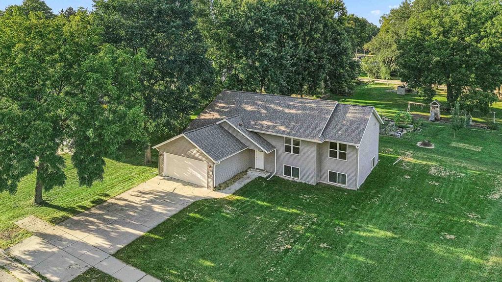 390 Meadow Lane, Columbus, WI 53925