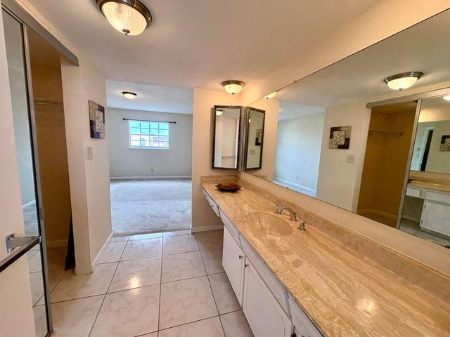 4140 NW 44th Avenue 411, Lauderdale Lakes, FL 33319