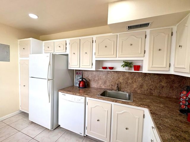 4140 NW 44th Avenue 411, Lauderdale Lakes, FL 33319