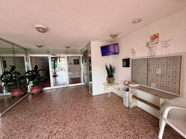 4140 NW 44th Avenue 411, Lauderdale Lakes, FL 33319
