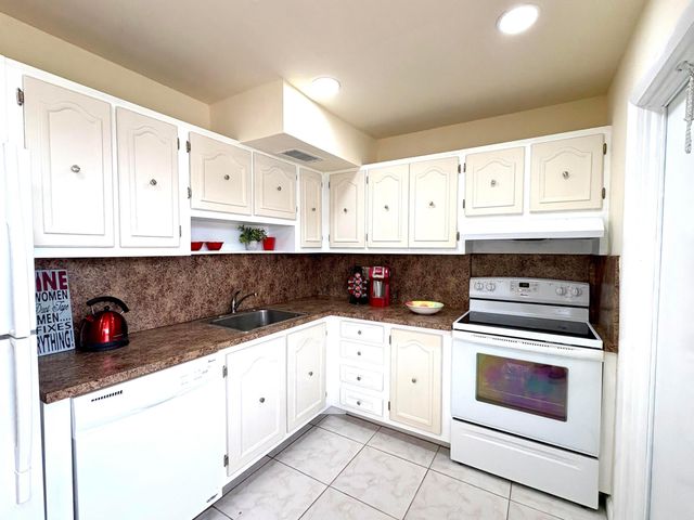 4140 NW 44th Avenue 411, Lauderdale Lakes, FL 33319
