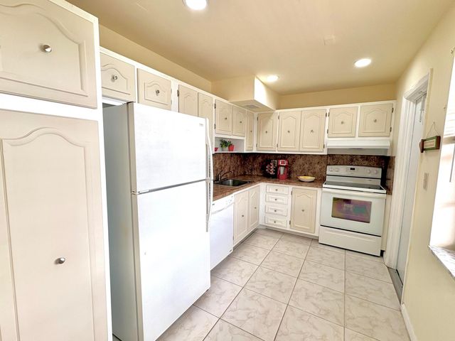 4140 NW 44th Avenue 411, Lauderdale Lakes, FL 33319