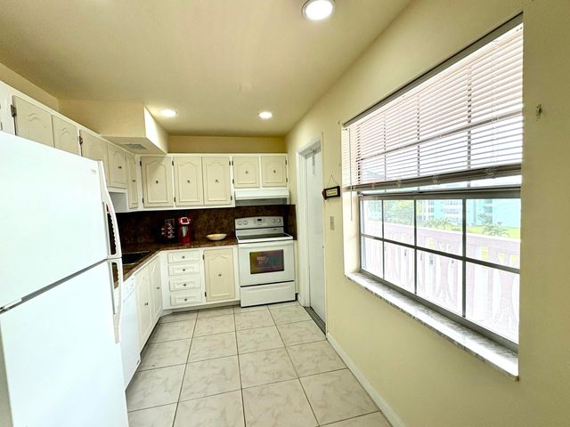 4140 NW 44th Avenue 411, Lauderdale Lakes, FL 33319