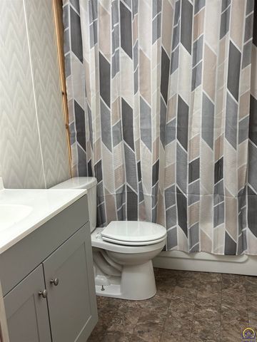 413 Eveningside DR, Emporia, KS 66801