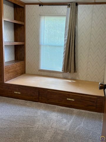 413 Eveningside DR, Emporia, KS 66801