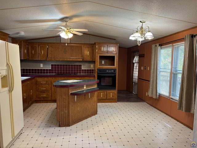 413 Eveningside DR, Emporia, KS 66801