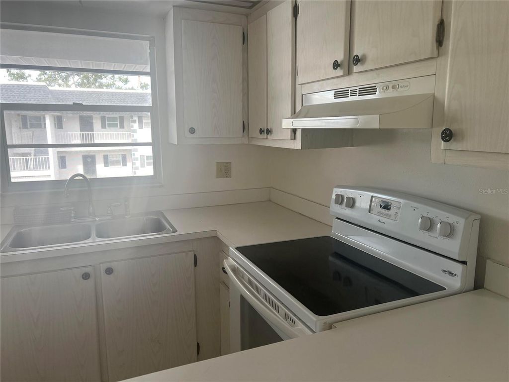 Image 4 of property listing at 202 47TH AVENUE DRIVE W 333, Bradenton, FL 34207