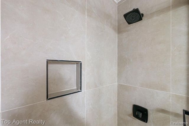 675 Woodingham Avenue, Waterford, MI 48328