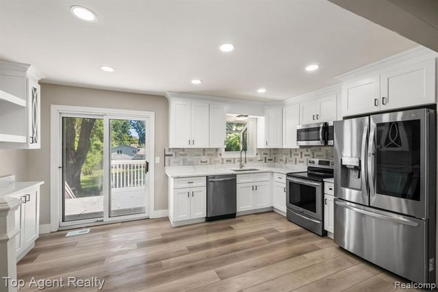 675 Woodingham Avenue, Waterford, MI 48328