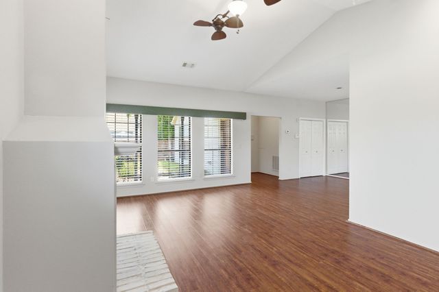 301 Laurel Hill Dr, Old Hickory, TN 37138