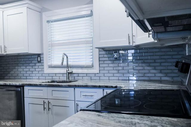 18 HOLTON LN, Willingboro, NJ 08046