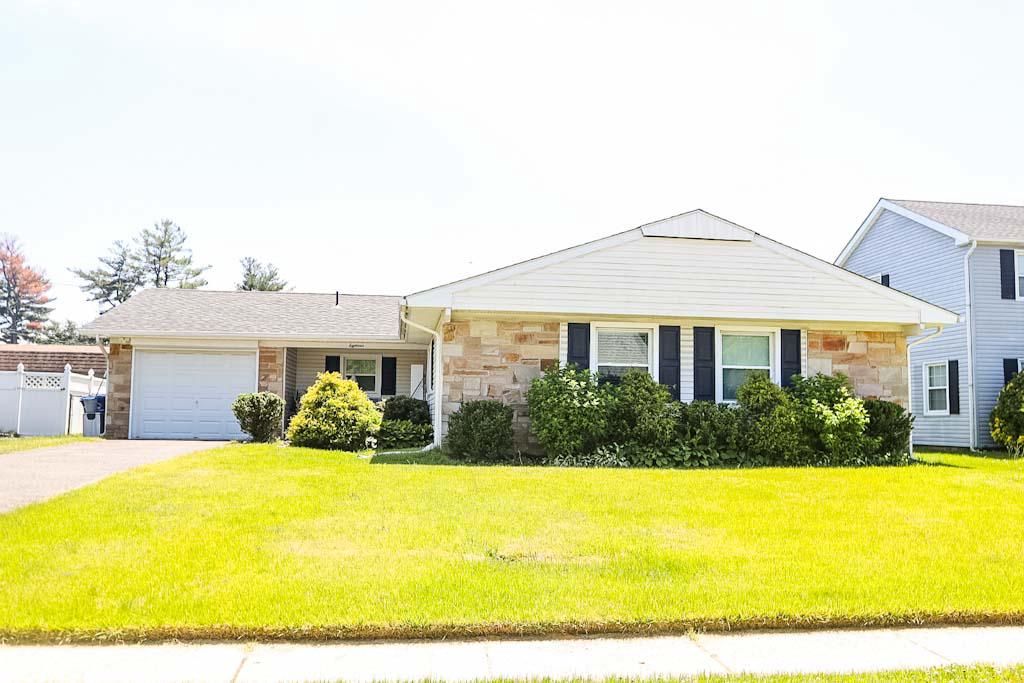 18 HOLTON LN, Willingboro, NJ 08046