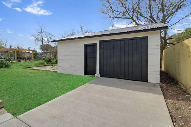 115 E James Street, Baytown, TX 77520