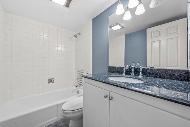 628 Calais Circle, Highland Park, IL 60035