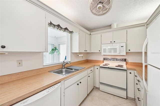 2208 HIGHCLERE CIRCLE, Sun City Center, FL 33573