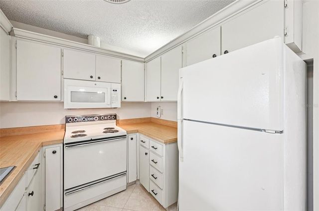2208 HIGHCLERE CIRCLE, Sun City Center, FL 33573