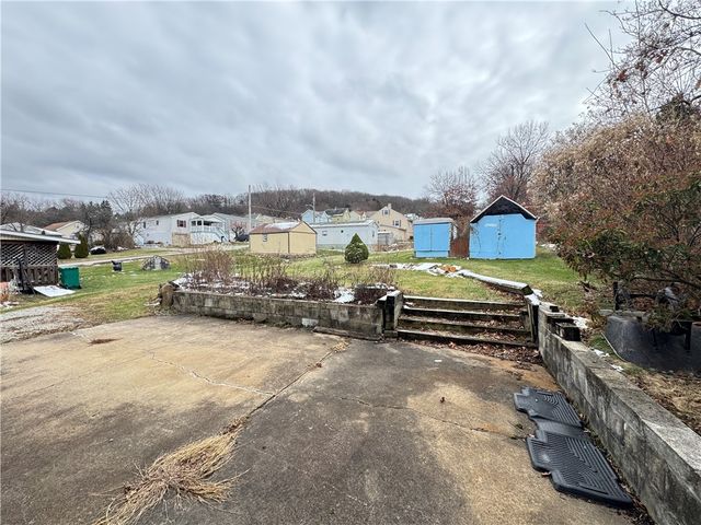 512 E 1st Ave, Derry Twp, PA 15627