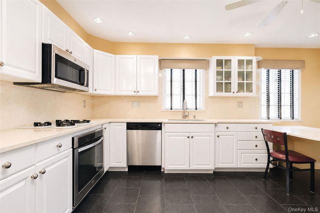 47 Stanley Circle, Staten Island, NY 10308