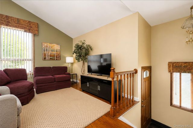47 Stanley Circle, Staten Island, NY 10308