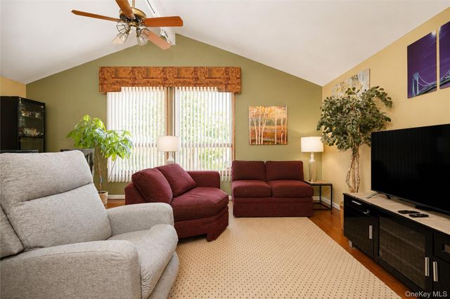 47 Stanley Circle, Staten Island, NY 10308