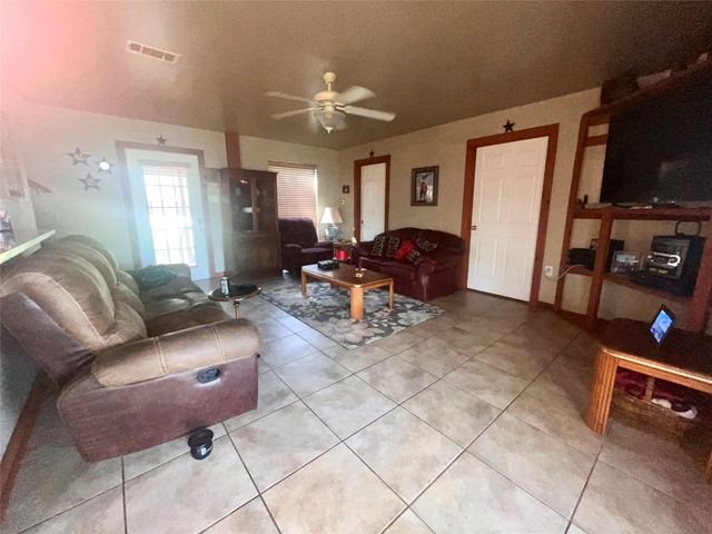 910 Lohaina Court, Tool, TX 75143
