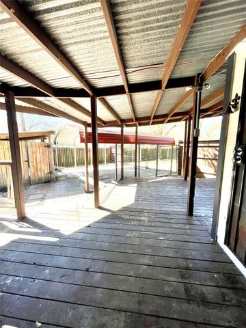 5220 E Parkway Drive, Beaumont, TX 77705