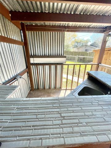 5220 E Parkway Drive, Beaumont, TX 77705