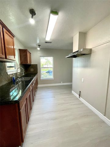 5220 E Parkway Drive, Beaumont, TX 77705