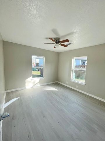 5220 E Parkway Drive, Beaumont, TX 77705