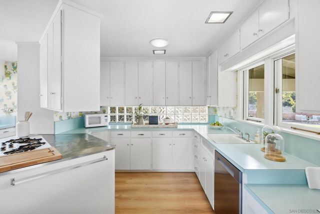 7865 Roseland Drive, La Jolla, CA 92037