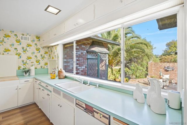 7865 Roseland Drive, La Jolla, CA 92037